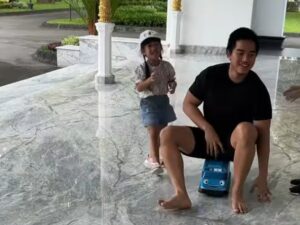 Berita terkini: Kaesang Pangarep, putra bungsu dari Presiden RI Joko Widodo bagikan momen bermain bersama kedua keponakannya.