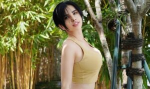 Berita artis: Maria Vania tampil dengan balutan sport bra ketat yang memperlihatkan lekuk tubuhnya membuat warganet gagal fokus.