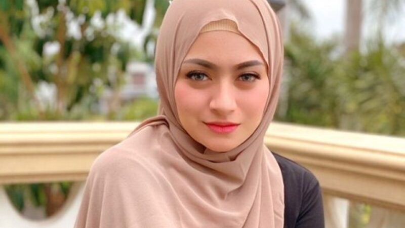 Nathalie Horscher sambil terisak-isak meminta maaf kepada anak sambungnya, Putri Delina atas perlakuan yang tidak mengenakkan yang diperoleh oleh Putri Delina.