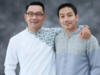 Cekricek.id, Berita Artis dan Berita Seleb - Ridwan Kamil beserta keluarga menggantikan almarhum anaknya wisuda, tulis nagis lagir batin