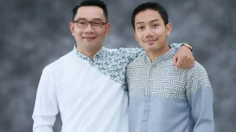 Cekricek.id, Berita Artis dan Berita Seleb - Ridwan Kamil beserta keluarga menggantikan almarhum anaknya wisuda, tulis nagis lagir batin