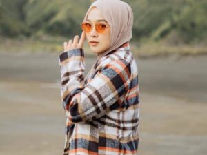 Berita artis: Pesona Ririe saat melakukan pemotretan di Bromo hebohkan warganet yang disebut mirip dengan Nissa Sabyan, Senin (13/6/2022).