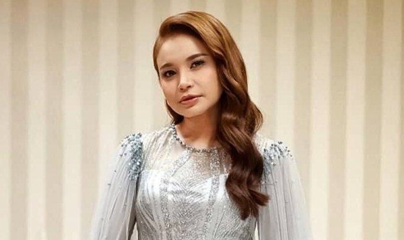 Berita artis: Rossa akhirnya buka suara soal hubungannya dengan Afgan yang sempat dikabarkan berpacaran, namun Afgan ternyata punya pacar tapi bukan Rossa.