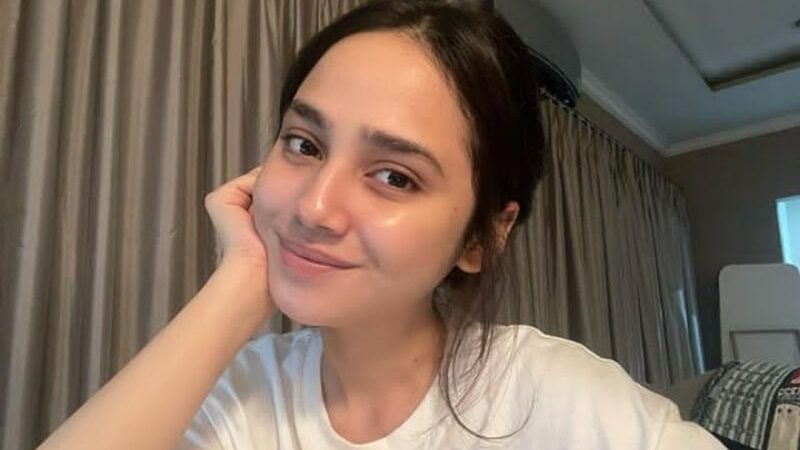 Berita artis: Syifa Hadju memamerkan wajah bare facenya, tanpa make up sama sekali. Kulit bersih, sehat, dan bercahaya ala Syifa Hadju.