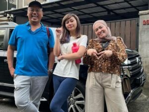 Berita artis: Uya Kuya berkolaborasi dengan Denise Chariesta alias Denis Cadel untuk meluncurkan lagu terbaru yang berjudul Tuti.