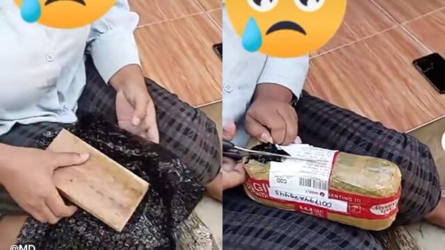 Seorang wanita menangis usai membukak paket kiriman yang dipesannya di aplikasi Tiktok secara online, Selasa (29/6/2022).