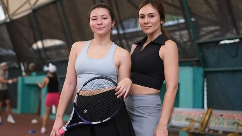 Wulan Guritno malah cocok dianggap sebagai kakak saat berfoto bersama ketiga anaknya, tidak terlepas dari wajahnya yang awet muda.