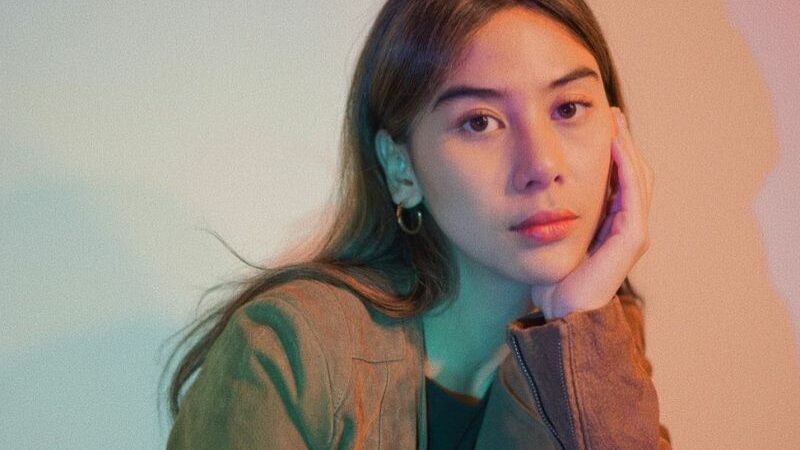 Cantiknya paras dari Adinda Thomas membuat banyak dari netizen merasa meleleh ketika melihat tatapan matanya.