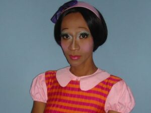 Banyak dari netizen yang tidak kuasa menahan tawa ketika melihat penampilan lucu dari Aming yang mengenakan pakaian perempuan menor.