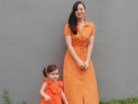 Berita artis: Gunakan baju couple, pasangan ibu dan anak, Asmirandah dan putrinya buat banyak netizen merasa gemas dan meleleh.