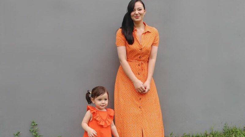 Berita artis: Gunakan baju couple, pasangan ibu dan anak, Asmirandah dan putrinya buat banyak netizen merasa gemas dan meleleh.