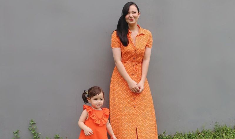 Berita artis: Gunakan baju couple, pasangan ibu dan anak, Asmirandah dan putrinya buat banyak netizen merasa gemas dan meleleh.