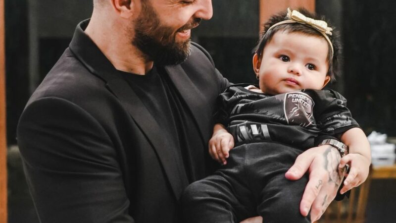 Berita artis: Putri Atta Halilintar yakni Ameena digendong langsung oleh atlet futsal ini buat banyak netizen merasa iri.