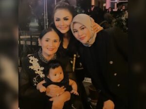 Berita artis: Krisdayanti unggah foto empat generasi dalam satu frame, kecantikan sang ibunda dipuji turun menurun hingga cucunya.