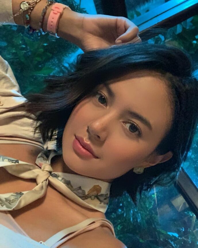 Unggah foto baru pamerkan rambut pendek, penampilan dari Aurelie Moeremans dinilai makin segar. Walau cocok semua jenis rambut.