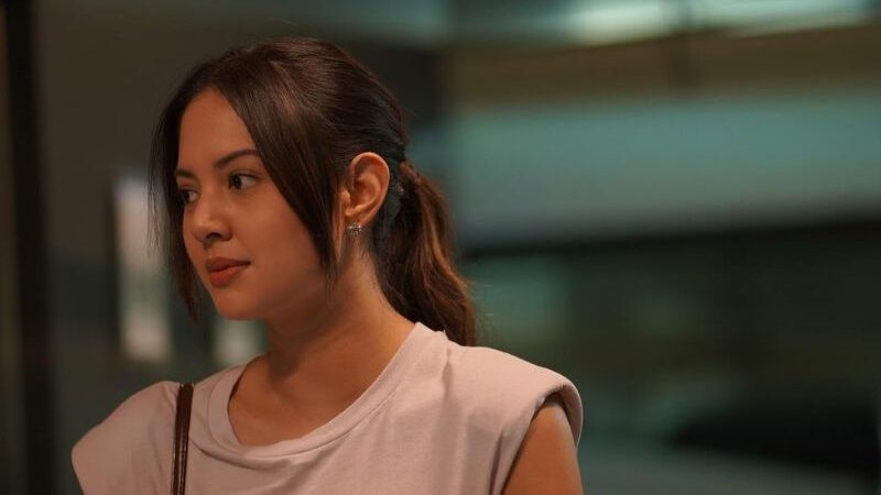 Berita artis: Terlalu menawan, netizen sampai beri peringatan pada Aurelie Moeremans untuk mengurangi kadar kemanisannya.