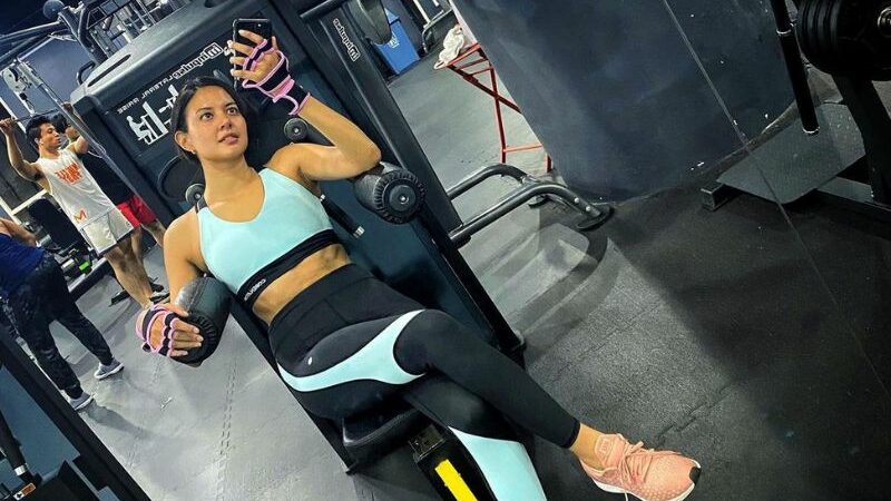 Berita artis: Selalu rutin berolahraga di tempat gym, netizen malah dibuat salfok dengan penampilan perut kotak-kotak Aurelie Moeremans.