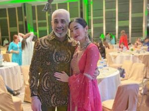 Berita artis: Unggah foto berdua dengan suami saat mengahdiri pesta bertema India, Bunga Zainal disebut miliki dunia hanya berdua.