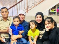 Berita artis: Akhirnya setelah sekian lama, Puput Soedrajat datangi rumah Haji Failal dengan maksud silaturahmi bawa serta kedua anaknya.