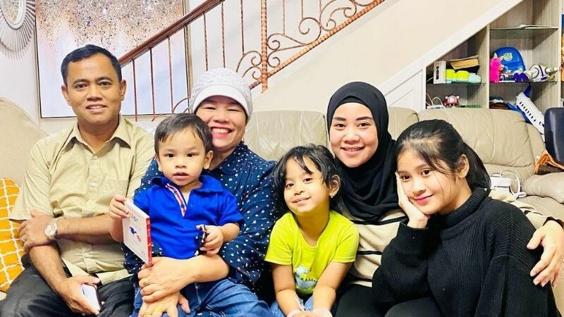 Berita artis: Akhirnya setelah sekian lama, Puput Soedrajat datangi rumah Haji Failal dengan maksud silaturahmi bawa serta kedua anaknya.