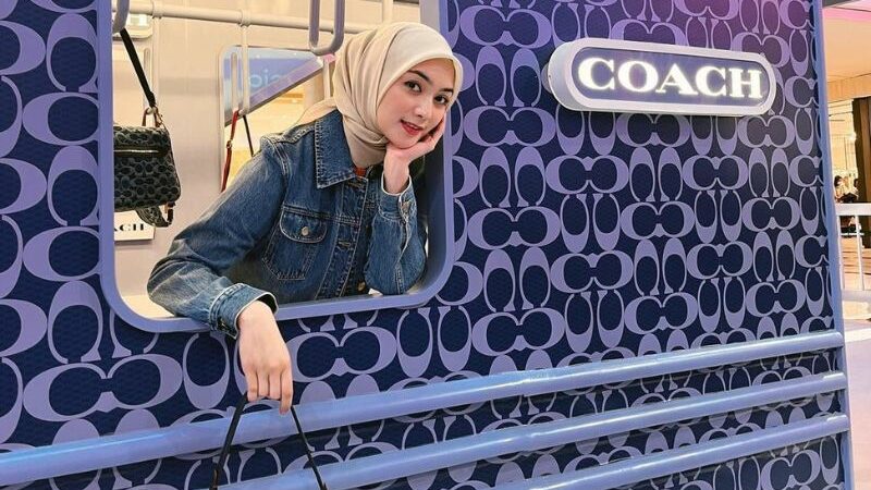 Banyak dari netizen yang menjadikan Citra Kirana sebagai idola dan panutan dalam pemilihan fashion menarik tapi tetap anggun.