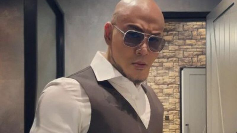 Deddy Corbuzier dinilai netizen sangat tidak cocok untuk tersenyum, karena lebih sering dan cocok dengan wajah marahnya.