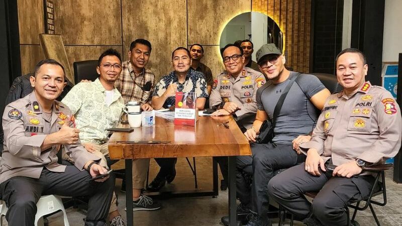 Deddy Corbuzier unggah foto duduk bersama sejumlah anggota polisi, buat netizen makin yakin jika dirinya memang seorang cepu.