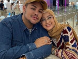 Berita artis: Sedang marak isu jika Desy Ratnasari dilamar Nassar, wanita ini malah foto mesra dengan seorang designer yakni Ivan Gunawan.