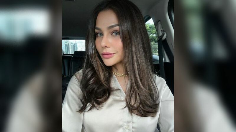 Berita artis: Dj Katty Butterfly makin cantik karena hidungnya terlihat makin mancung usai pulang kampong jadi sorotan netizen.