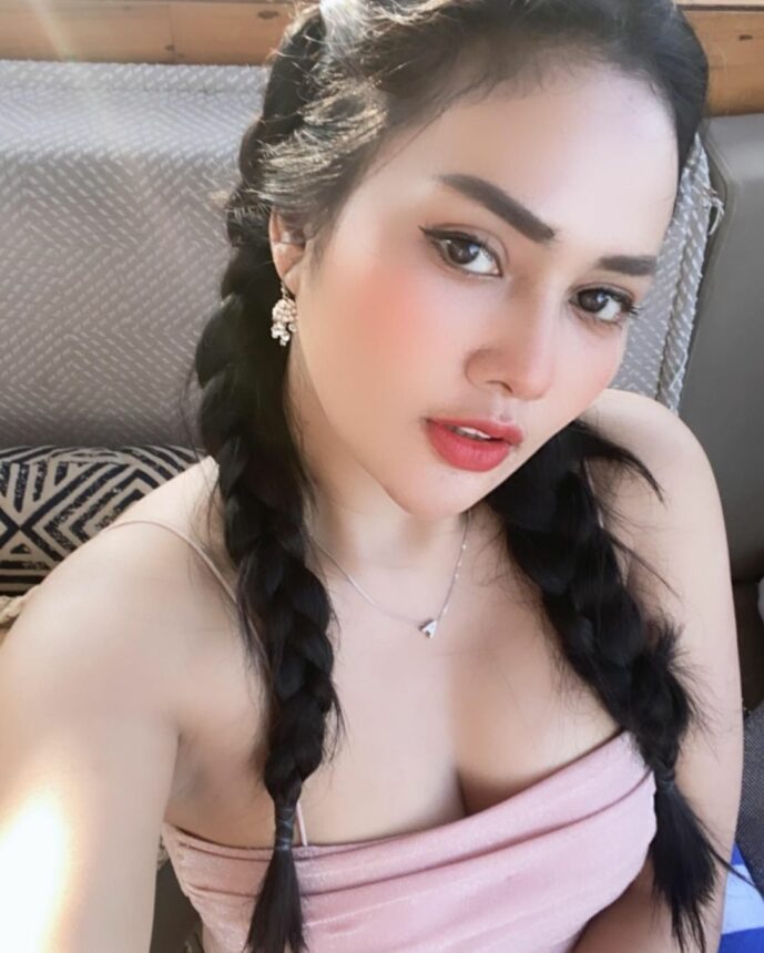 Intan Ratna Juwita Makin Cantik dan Seksi Gunakan Dress Mini Warna Ungu 2 Lampiran Gambar