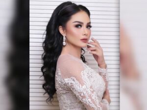Kenakan sebuah kebaya modern, penampilan dari Krisdayanti buat banyak netizen pangling karena terlihat seperti berusia 27 tahun.
