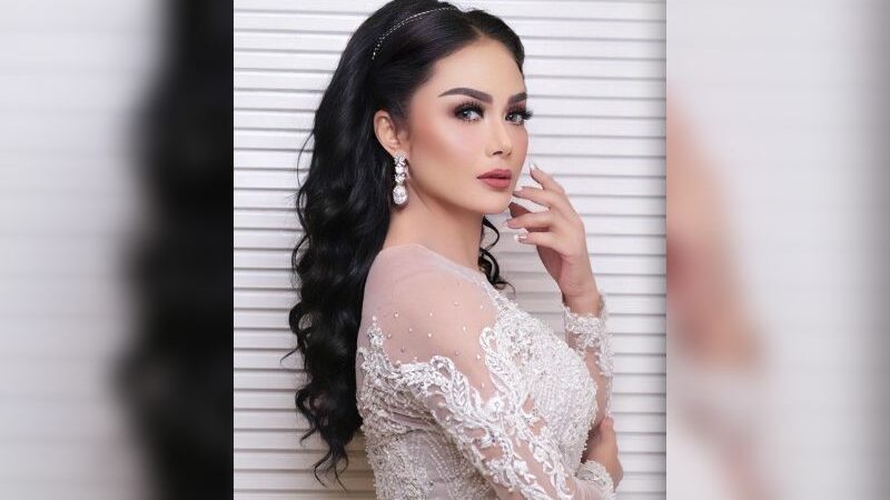 Kenakan sebuah kebaya modern, penampilan dari Krisdayanti buat banyak netizen pangling karena terlihat seperti berusia 27 tahun.