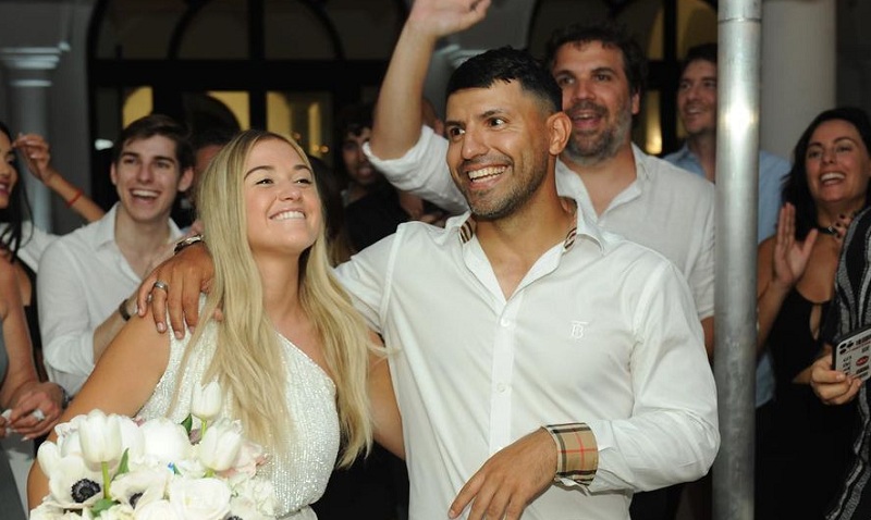 Berita Bola: Mantan pemain Manhester City Sergio Aguero merayakan hari ulang tahun ke 34 bersama dengan kekasihnya di Amerika Serikat