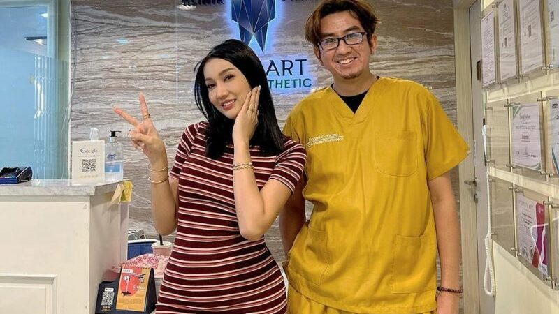 Kenakan sebuah drees ketat sampai batas paha, Lucinta Luna disebut netizen miliki kulit yang makin glowing dan kinclong.