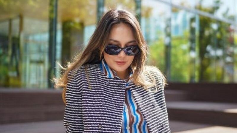 Berita artis: Cantiknya Luna Maya saat berpose di taman dengan pakaian casual dianggap mirip wanita Korea tiada banding.