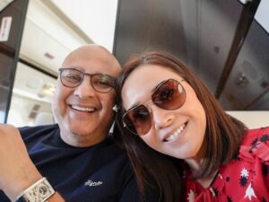 Maia Estianty pada awalnya bertemu dengan suami di pesawat, berniat menyapa karena pernah hampir jadi ipar yang gak jadi.