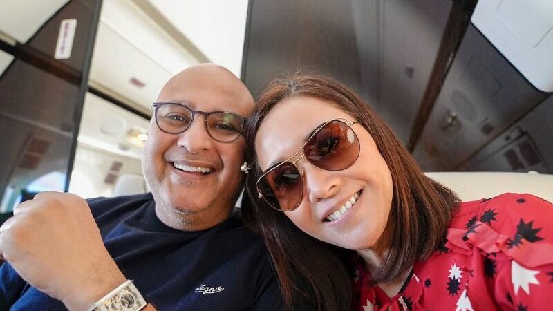 Maia Estianty pada awalnya bertemu dengan suami di pesawat, berniat menyapa karena pernah hampir jadi ipar yang gak jadi.