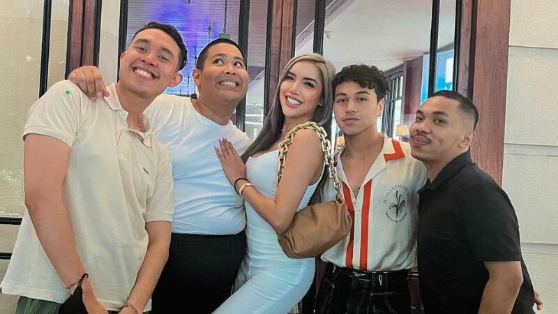 Berita artis: Millen Cyrus disebut sebagai sosok yang paling cantik saat berfoto bersama empat orang pria lainnya.