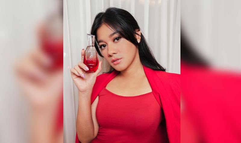 Naysila Mirdad terlihat begitu cantik dan menggoda saat mengenakan tanktop merah dipadukan dengan sebuah blazer senada.