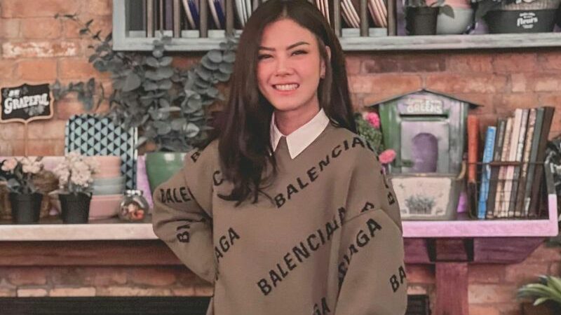 Berita artis: Sedang asik berjoget dengan Kiki Saputri, Nita Gunawan disebut netizen sebagai sosok wanita yang selalu bikin pangling.