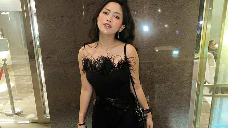 Berita artis: Gunakan sebuah gaun hitam panjang tanpa lengan, penampilan Rachel Vennya buat banyak netizen tergila-gila padanya.