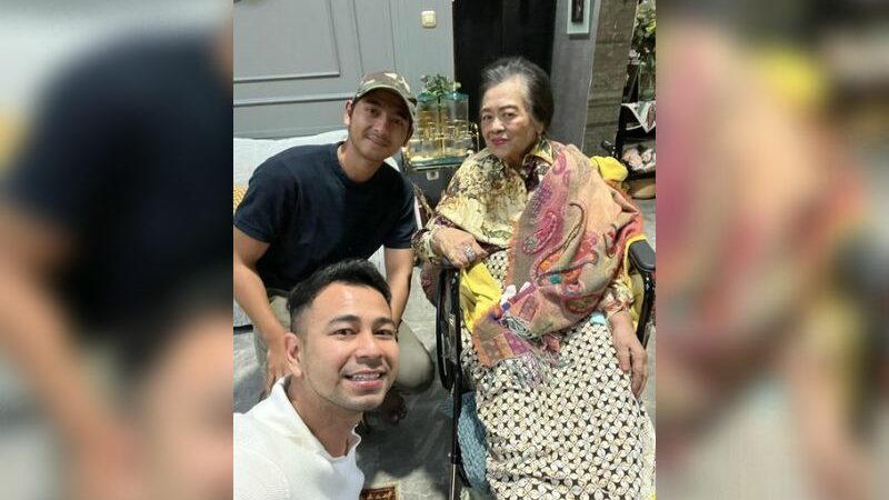 Berita artis: Cucu yang berbakti, Raffi Ahmad undang Arya Saloka untuk beri kejutan pada neneknya yang sedang sakit.