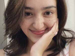 Unggah sebuah foto candid di pinggir pantai, Ranty Maria dijuluki sebagai artis tercantik yang ada di Indonesia oleh netizen.