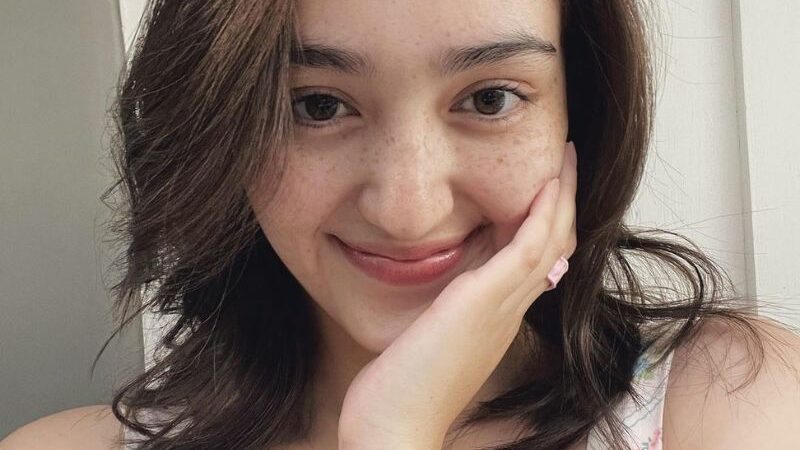 Unggah sebuah foto candid di pinggir pantai, Ranty Maria dijuluki sebagai artis tercantik yang ada di Indonesia oleh netizen.