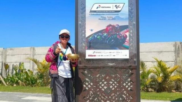 Berita artis: Sempat dikecam oleh MUI karena ramalan Rara peramal disebut bikin gaduh, wanita ini santai tanggapi jika ia non muslim.