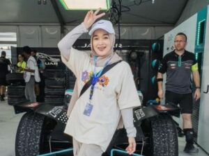 Berita artis: Ditraktir Shandy Purnamasari nonton Formula E, penampilan Ririe Fairuz disebut makin glowing buat netizen terpana.