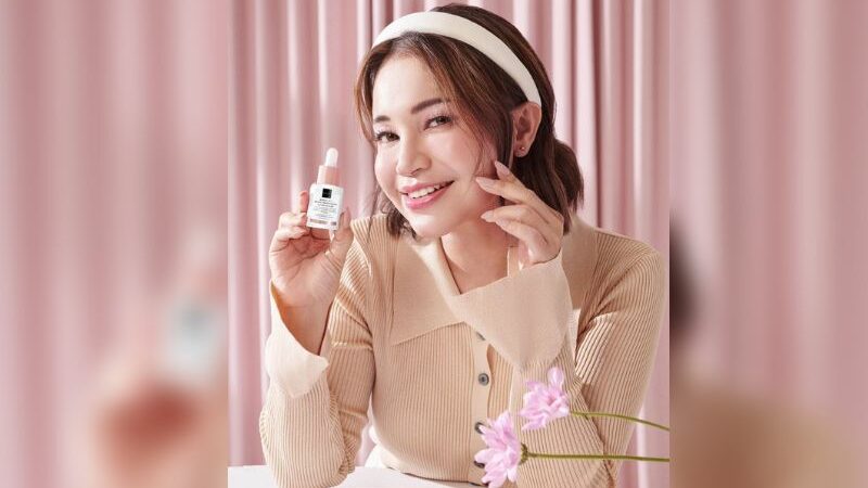 Penampilan Rossa saat mempromosikan salah satu produk kecantikan, dinilai oleh netizen membuat dirinya terlihat bersinar.