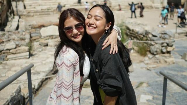 Netizen dibuat terkesima dengan kecantikan Salshabilla Andriani dan Prilly Latuconsina, terlebih keduanya terlihat menggemaskan.