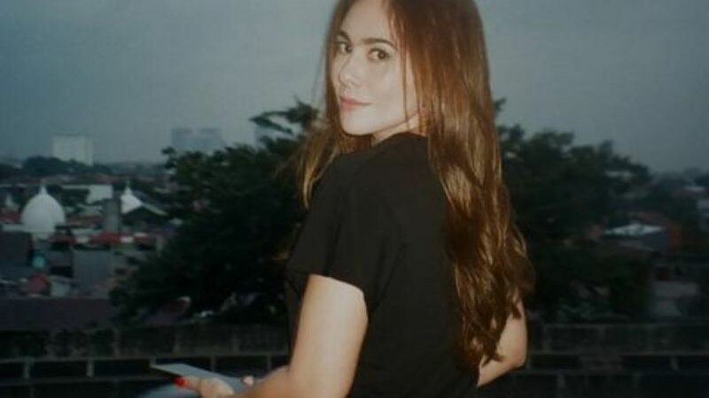 Berita artis: Tampil sederhana dengan kaos berwarna hitam, Wulan Guritno disebut netizen sebagai janda rasa perawan.