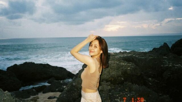 Unggah foto liburan di pantai saat dipotret oleh sang kekasih, Zara Adisty dinilai netizen miliki kecantikan yang sangat natural.